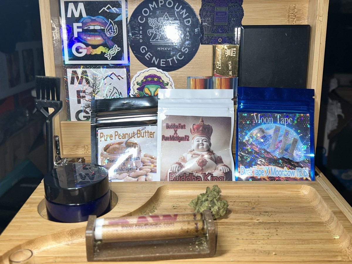 PARAGONGENETICS's tweet image. New 🆕 packs of that WHITE WEED from @Real_MFG_Mtn !!!
The man has a gift! I would NOT sleep on trying his genetics. I’m not sure if anyone takes more pride in their own work and the plant itself than him.
⛰️🔥🧬
#TeamMFG
WHITE WEED!!!!