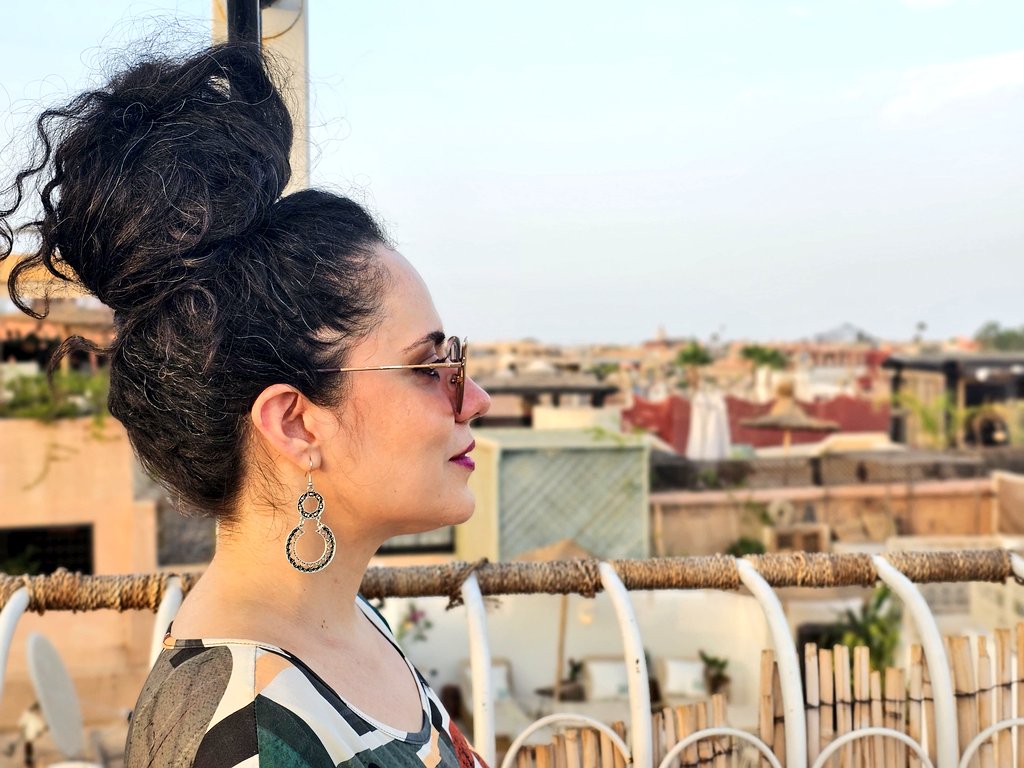 Este perfil sigue en la tónica del shitposting así que más de Marrakech y yo. Yo y Marrakech. Yo en sus terrazas bonitas de La Medina a la hora del rezo cuando la ciudad se silencia, y yo en sus palacios ruinosos cuya gloria y esplendor me resultan inimaginables, por enormes.