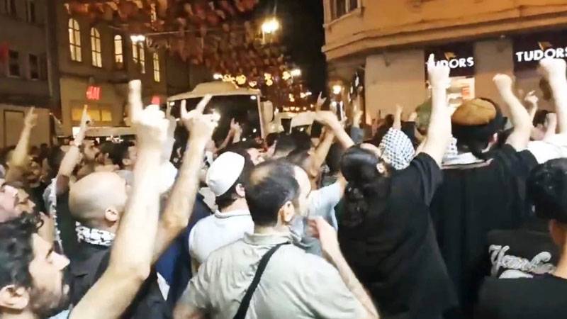 Beyoğlu'nda, bir yandan şeriat naraları atıp diğer yandan Atatürk'e/Kemalizme sövenler var ya;
Onların ceplerindeki kimliklerde "din hanesi" yok.
Zira AKP döneminde kimliklerden din hanesi kaldırıldı!

Küfrettikleri Atatürk döneminde, herkesin kimliğinde din hanesi vardı!