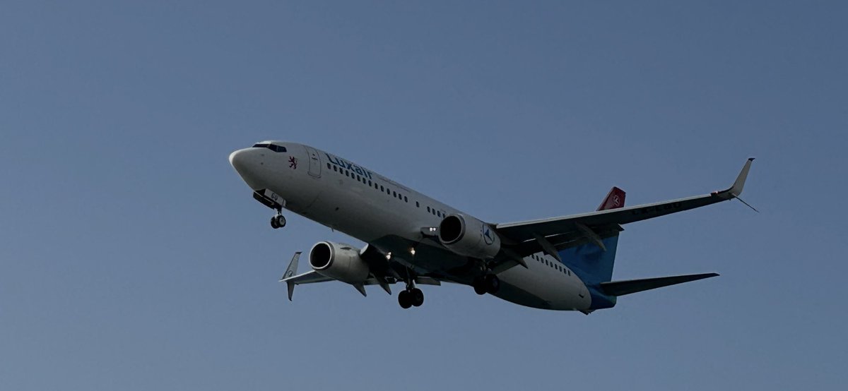 No trip to #Lanzarote would be complete without a visit to the beach on finals to #ACE (Arrecife) #Airport . It’s bloody windy, but warm! A great place to get your #avgeek on at, providing you are not in a rush! #Aviation #planespotting