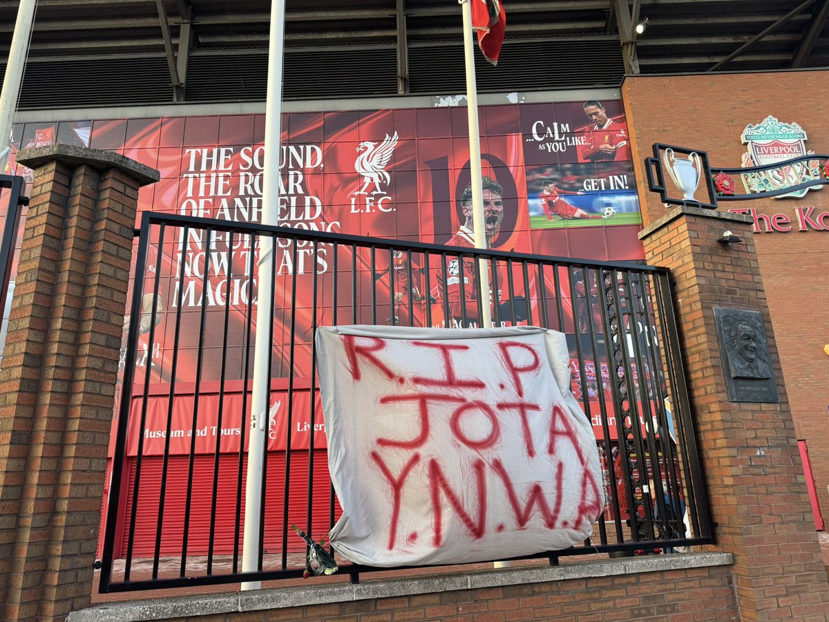 JamesPearceLFC's tweet photo. Hundreds of fans still descending on Anfield to lay flowers, shirts and scarves. 
One message reads: ‘Forever in our hearts, forever our No 20.’ https://t.co/0lrqlBHmWr
