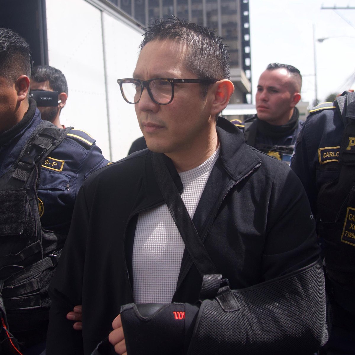 ManfredoGuate's tweet image. 👀 Los enemigos del pacto duermen con los tenis puestos, los del pacto de corruptos duermen con su cabestrillo recién comprado puesto, como que les hubieran avisado el día y la hora que llegarán a “capturarlos” más avisado imposible ??