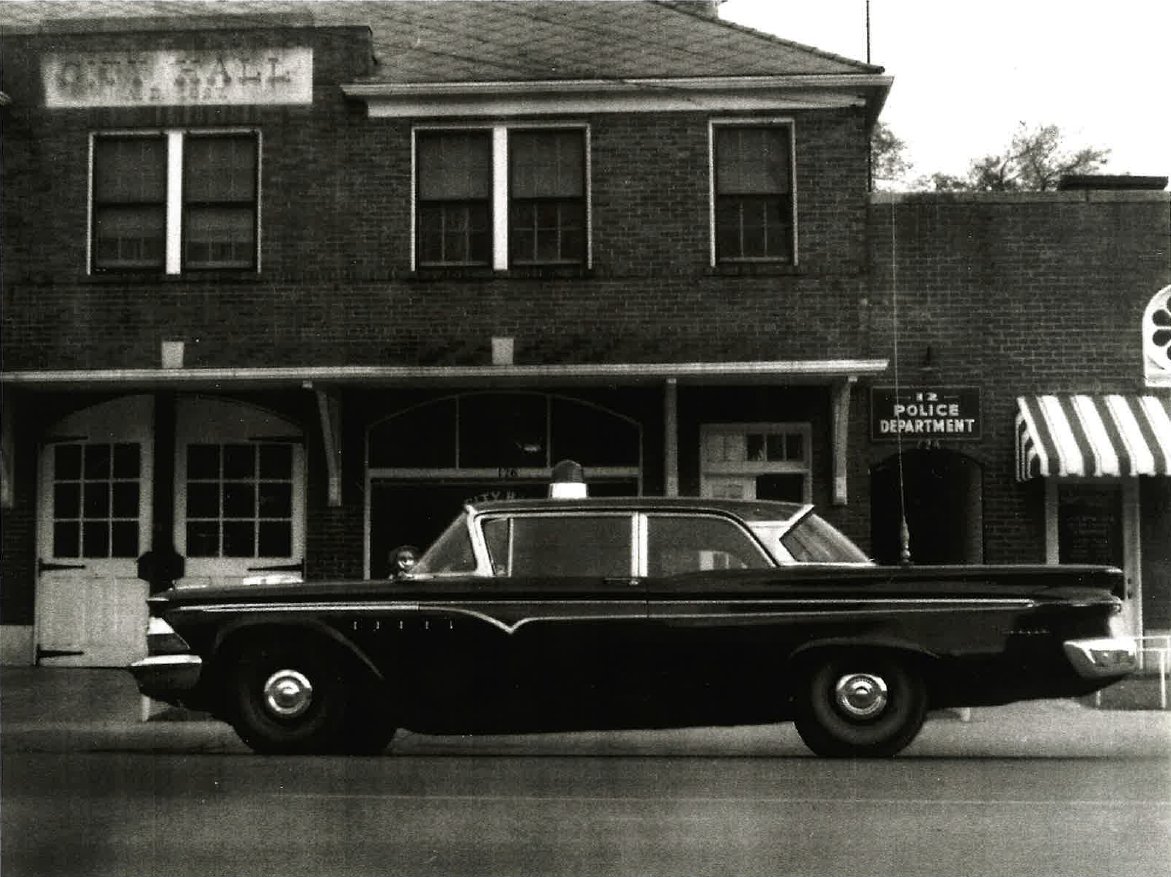 Check out this classic Edsel Ranger police vehicle parked in front of the old Gallatin City Hall and adjoining Police Department! And yes—it’s a two-door!
Edsel Rangers were only manufactured from 1958 to 1960, making this a rare piece of law enforcement history. What a ride!