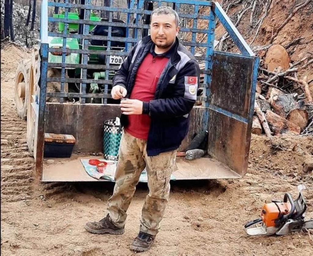 İtfaiyecilik yasada bir meslek değil biliyorsunuz değil mi?

İtfaiyecilerden 10 seneyi tamamlamayanlar iş cinayetinde hayatını kayberse aileleri tazminat alamıyor.

Büyük risk altında çalışan itfaiyeciler, hayatlarını ortaya koyarak görevlerini yaparken itfaiyecilik bir meslek