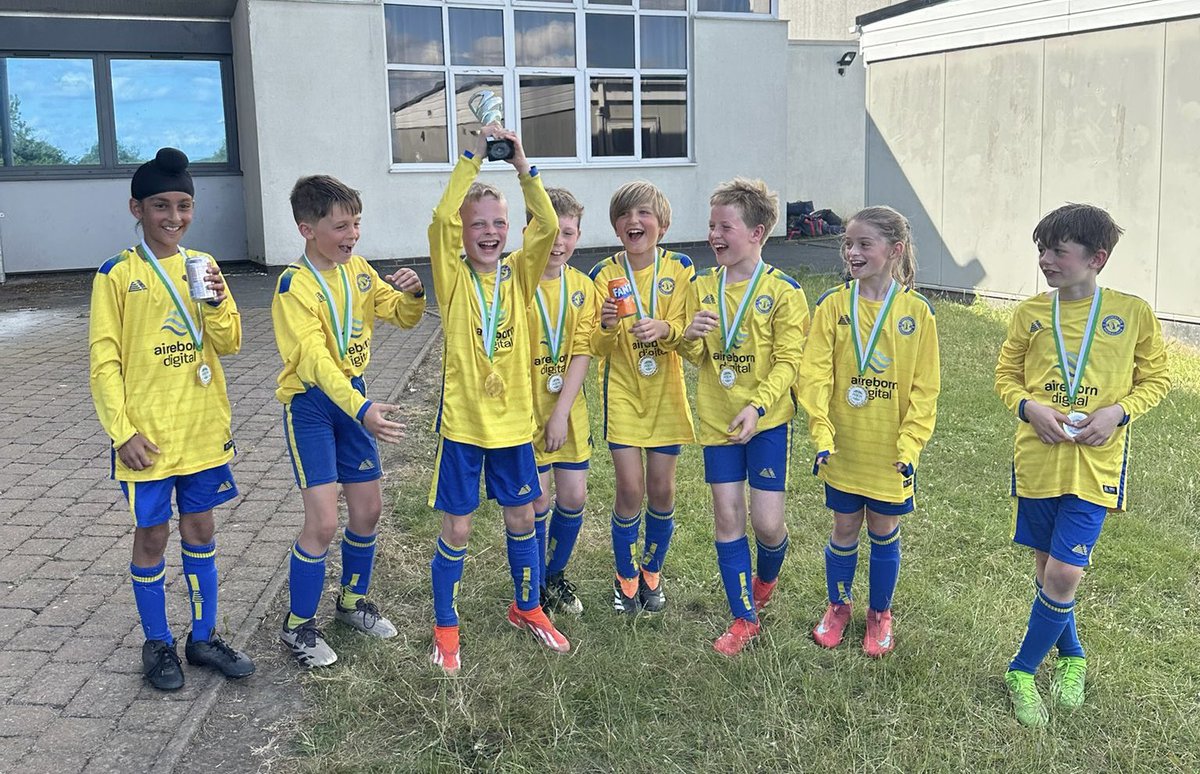 🏆 | GALA CHAMPIONS 

From underdogs to well-deserved winners — the U9 Yellows gave it everything and came out on top at the Pudsey gala! Well done Yellows! 💙💛⚽️