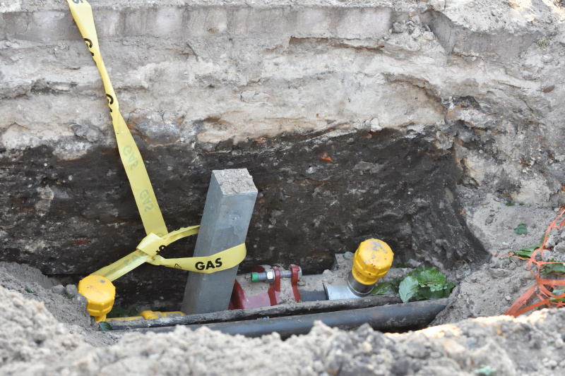 Thans is men bezig om de noodige gasbuizen te leggen, teneinde de bewoners van 't Nachthok van gas te voorzien. Naar men ons mededeelt, bestaat het plan om zoodandig spoed voor 16 september 2025 alles klaar te hebben.1912 Nachthok op het gas. Nu vervangt #Liander  oude leidingen