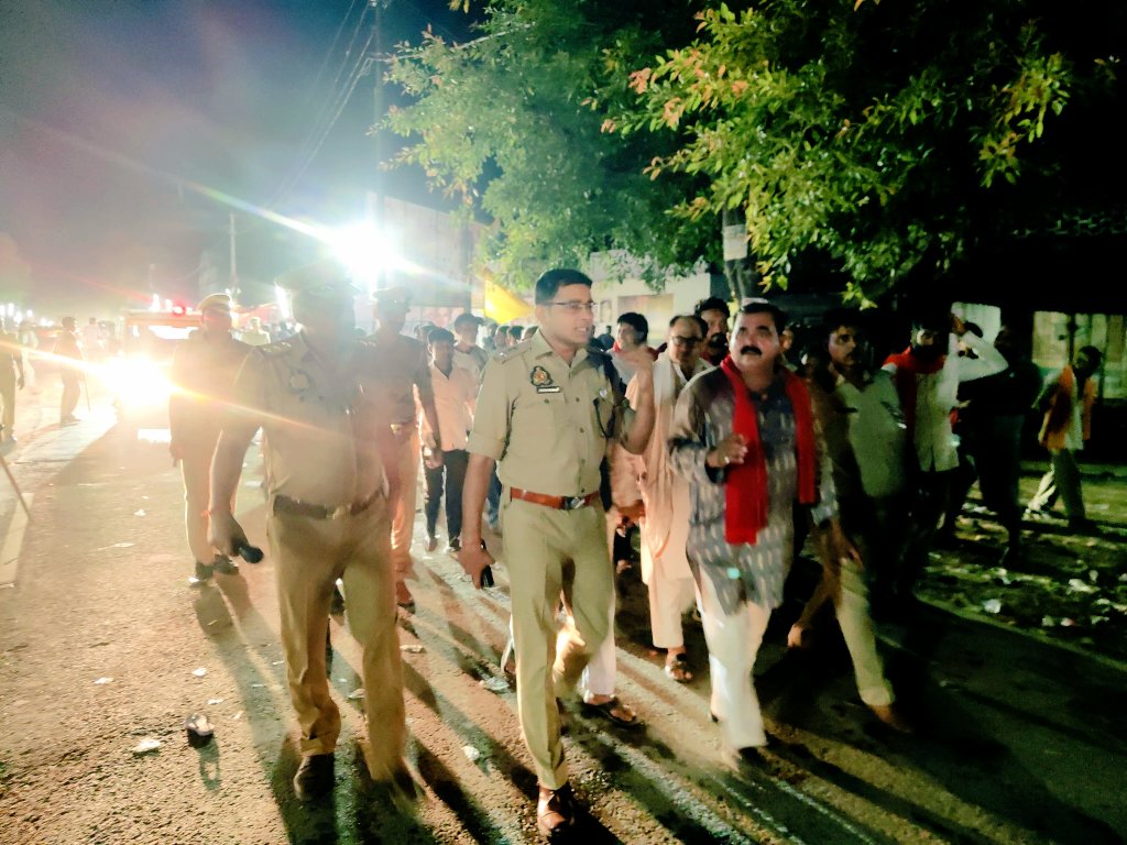 IPSVineet's tweet photo. सातवीं मोहर्रम के आयोजनों के दृष्टिगत देर रात निरंतर भ्रमणशील रहकर विभिन्न जुलूसों को सकुशल व शांतिपूर्ण ढंग से संपन्न कराने हेतु सुरक्षा व्यवस्था का जायजा लिया एवं संबंधित को आवश्यक दिशा निर्देश दिए ।
@gondapolice @Uppolice https://t.co/mTqBPjlTlJ