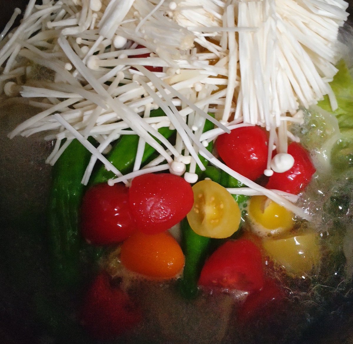 いまいち元気が出ないのでナスやシシトウやトマトやエノキやブロッコリーや豆腐をぶちこんだカレーをつくろうと思う。カレーは何を入れても「THEカレー」に仕上がるという、ガンジス川のような包容力