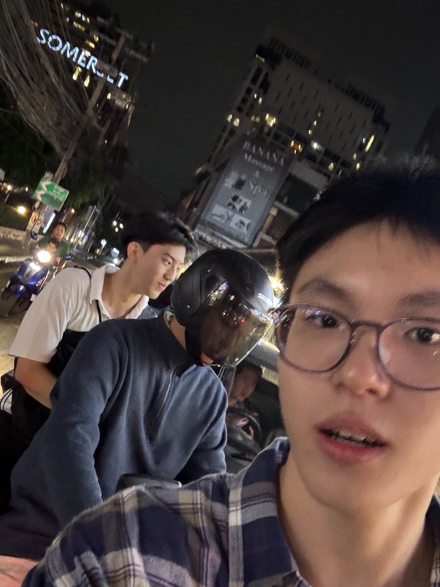 Guess who's sneaking up behind me? 😋