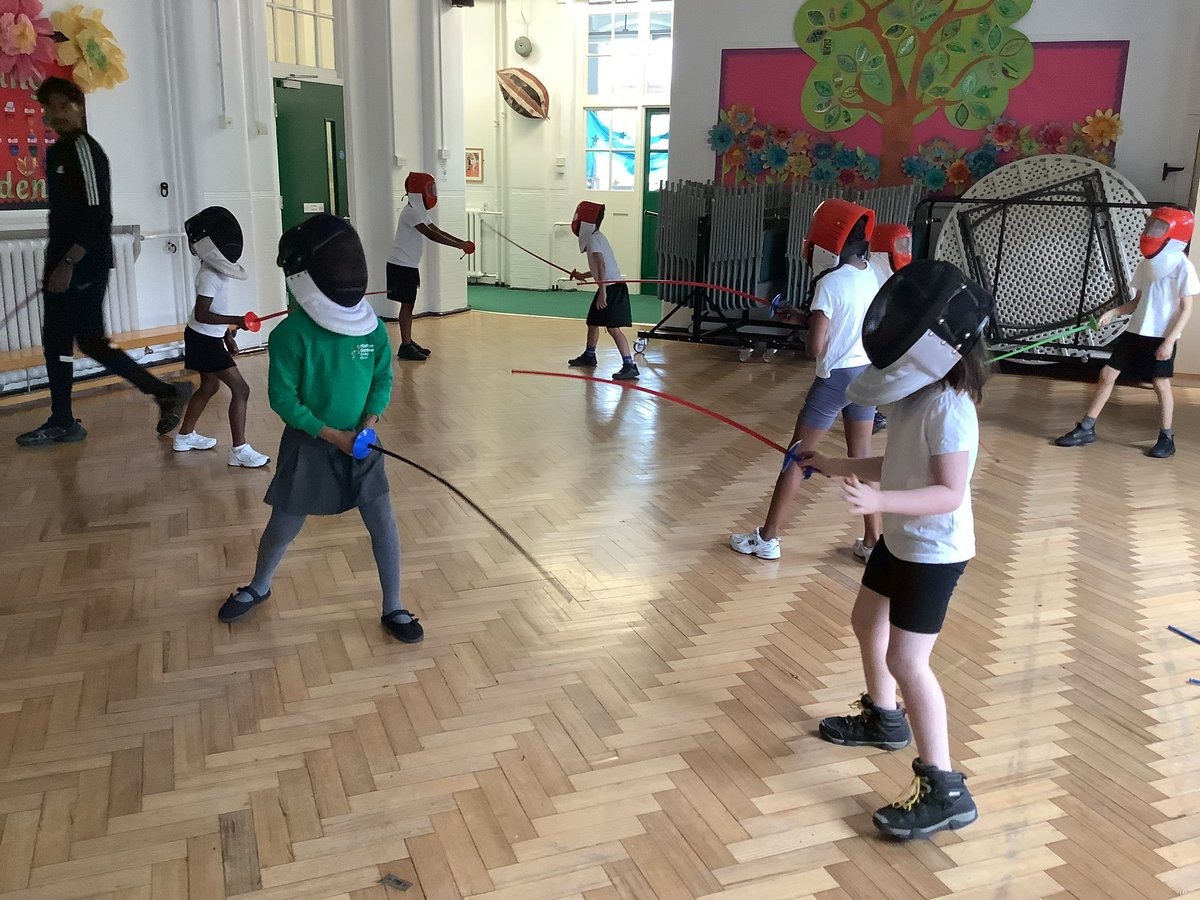 As part of Keeping #Healthy Week, Year 2 had a brilliant time #fencing! They learnt how to lunge, parry, advance, retreat and be en garde ⚔️💪 #KHW #Fitness