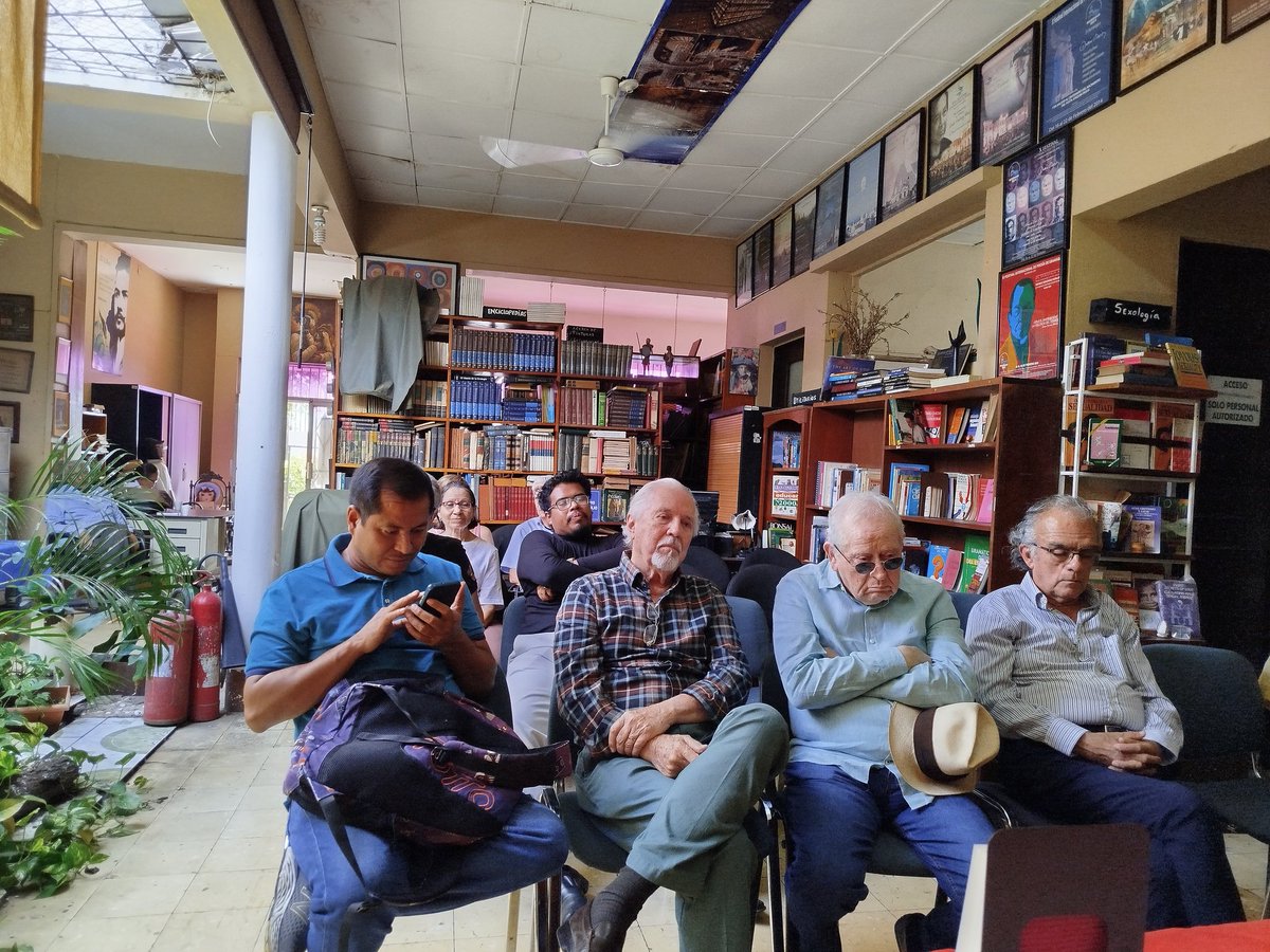 tacnaeditorial's tweet photo. Esta mañana matamos hormigas con cuentos.
Gracias a César Andrés Zeledón por Matar a las hormigas y a  Casa del Libro por abrir el espacio.
Hablamos de memoria, muerte e insomnio.
La literatura sigue ocurriendo.

#MatarALasHormigas #LiteraturaNica https://t.co/u6FQjZNdQo