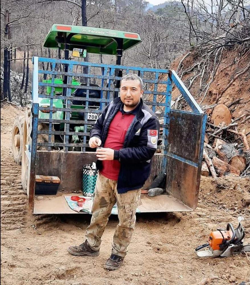 Konya’dan İzmir Ödemiş’e gelen orman işçisi İbrahim Demir, yangına müdahale ederken hayatını kaybetti; mesai arkadaşı Ragıp Şahin ise ağır yaralandı.

39 yaşındaki Demir’in, iki çocuğu vardı. 

Önlem almayan, halka değil holdinglere bütçe ayıran devlet bu ölümün sorumlusudur.