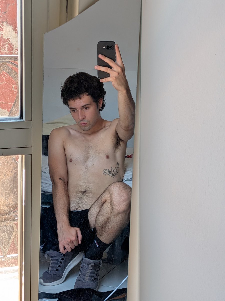 BimbodiT's tweet photo. coming to barcelona in a few days gimme hostels recommendations plsss https://t.co/Gl97Yt2kVu