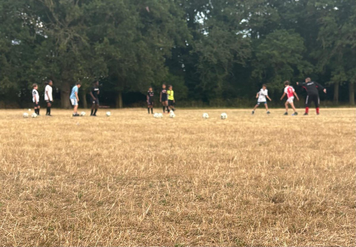 Another session for our under 12’s. Today was all about shape and options for the player with the ball. They struggled at first but by the end of session they were all comfortable with the idea of moving after pass.

Up the Mead 🔴⚫️🔴⚫️🔴⚫️
