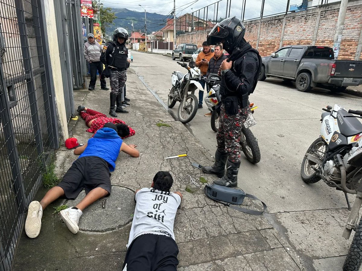 #MantenteInformado 🔵#ATENCION #Cuenca | Tres antisociales acusados de asalto a un adolescente fueron neutralizados por la Guardia Ciudadana Cuenca. Ocurrió en la avenida Ricardo Durán y De Las Américas. Los implicados fueron entregados a la Policía Nacional del Ecuador