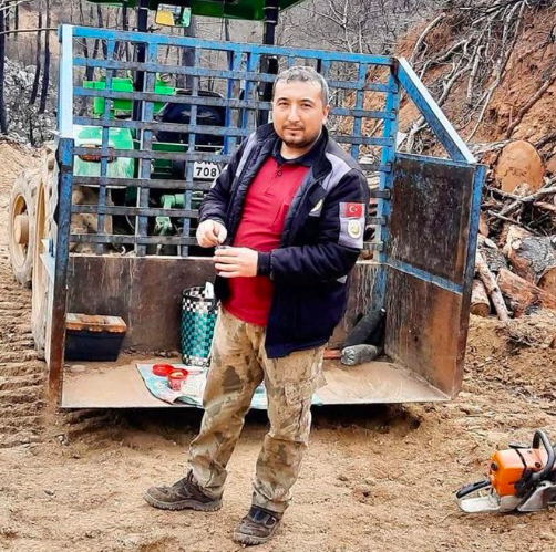 Yalnız ormanlarımız değil, yüreklerimiz yanıyor.
Kamu gücünün ve kamusal kabiliyetlerin ne kadar yaşamsal önemde olduğunu bir kez daha görüyoruz.

Ayrıca başka bir şeyi daha hatırladık: Elseverlik.

İbrahim Demir. Orman Müdürlüğünde dozer operatörü. 39 Yaşındaydı ve iki çocuğu