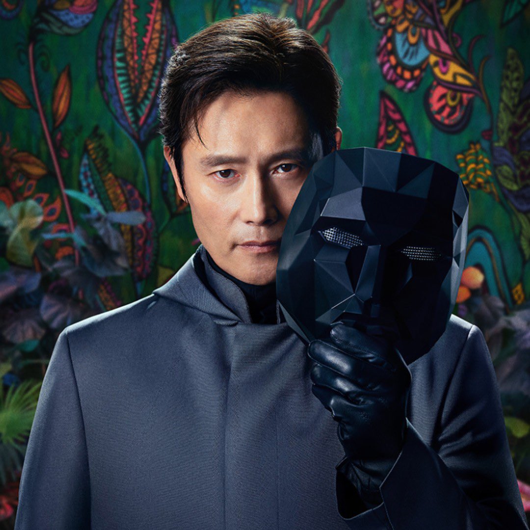 DiscussingFilm's tweet image. The initial idea for the ending of ‘SQUID GAME’ has been revealed:

“It was having Gi-hun end the game, in one way or another, and leave alive and go see his daughter in America. So originally, I thought the person who witnesses the American recruiter woman would be Gi-hun”…