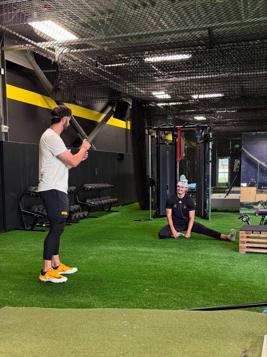 In the lab with one of the best in the game ⭐️

Paul Skenes and Junior Husky pitcher Jaxson Gore in the UW pitching facility today! 💪