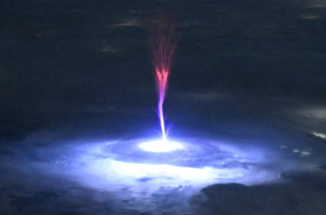 An astonishing photo of a gigantic jet, a rare and powerful lightning phenomenon, was captured from the International Space Station on Friday by NASA astronaut Nichole Rhea Ayers. Wow!!!