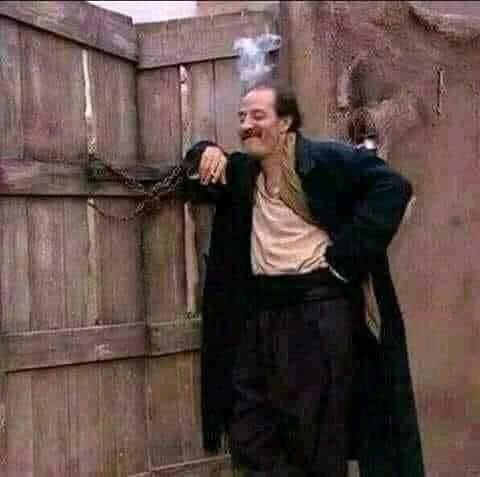 اخي الكريم.. استعمالك لمزيل العرق لا يسود بشرتك 
لكن عدم استعماله ايسود عيشتنا ..