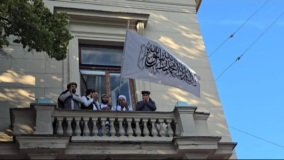 روسيه کې سپين بيرغ پورته شو.