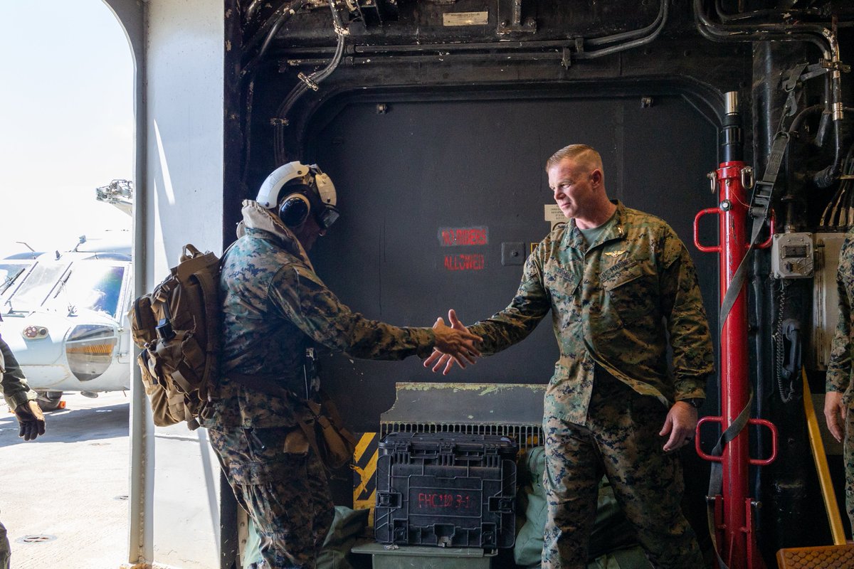 22nd_MEU's tweet image. II MEF CG on Deck
@USMC Lt. General Calvert Worth Jr., CG, @iimefmarines, visits the USS Iwo Jima during COMPTUEX. COMPTUEX refines tactics, techniques, and procedures that enhance operational readiness and lethality as a unified IWOARG/22MEU(SOC) team.
📸Cpl. Sharon Errisuriz
