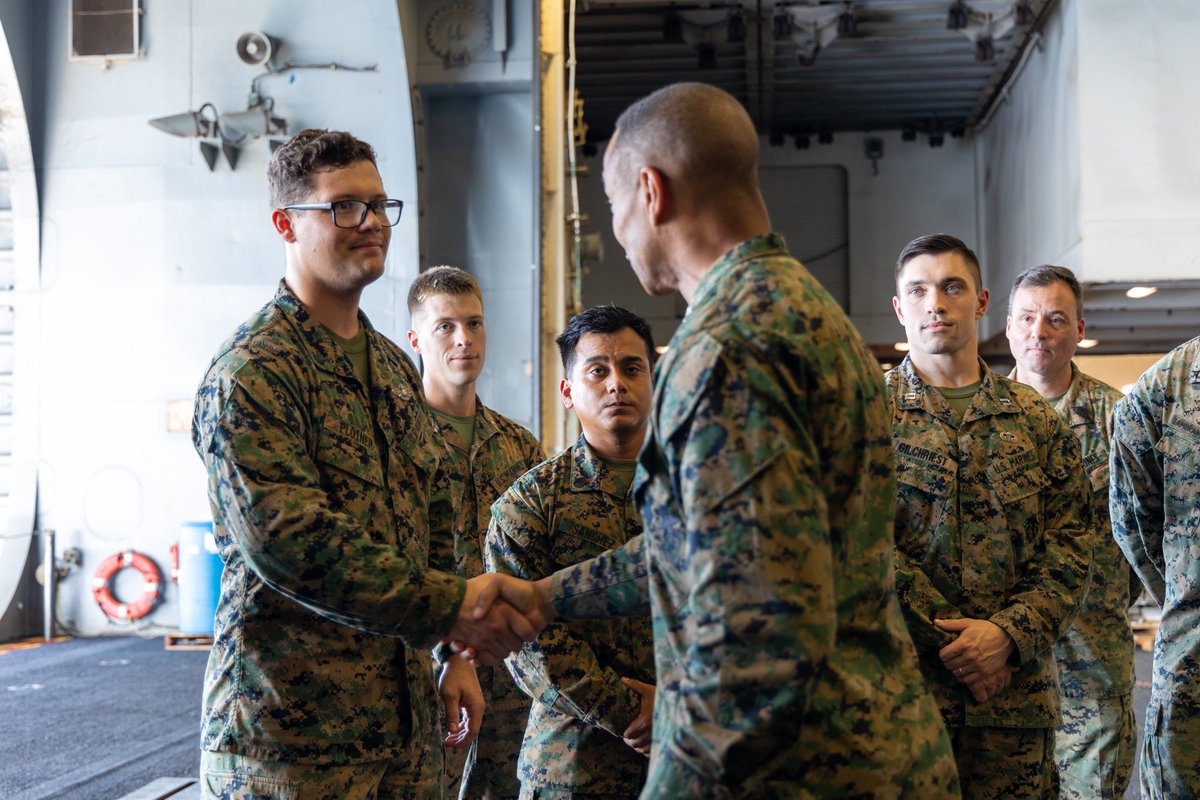 22nd_MEU's tweet image. II MEF CG on Deck
@USMC Lt. General Calvert Worth Jr., CG, @iimefmarines, visits the USS Iwo Jima during COMPTUEX. COMPTUEX refines tactics, techniques, and procedures that enhance operational readiness and lethality as a unified IWOARG/22MEU(SOC) team.
📸Cpl. Sharon Errisuriz