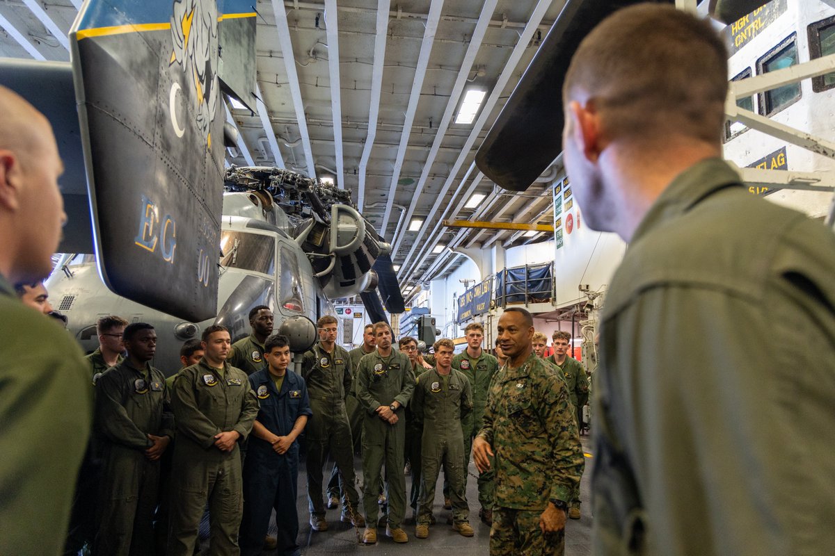 22nd_MEU's tweet image. II MEF CG on Deck
@USMC Lt. General Calvert Worth Jr., CG, @iimefmarines, visits the USS Iwo Jima during COMPTUEX. COMPTUEX refines tactics, techniques, and procedures that enhance operational readiness and lethality as a unified IWOARG/22MEU(SOC) team.
📸Cpl. Sharon Errisuriz