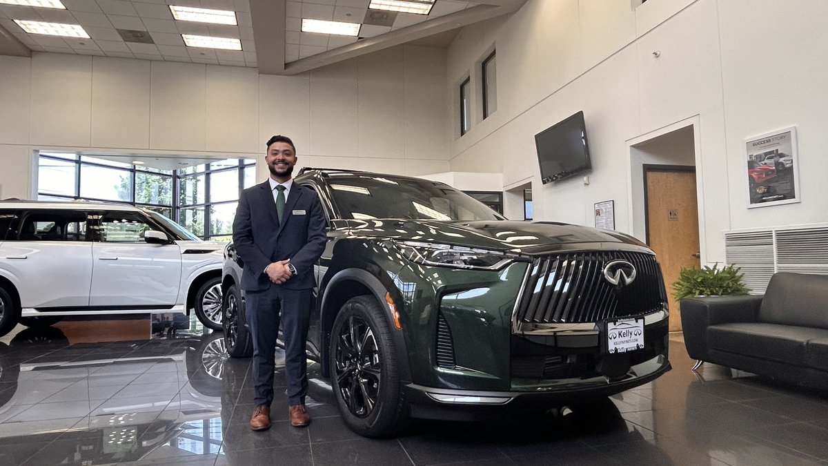 The 2026 INFINITI QX60 has arrived at Kelly INFINITI — and it's turning heads in a striking Deep Emerald finish. 💚

Even our Product Specialist Matheus came prepared… with a tie to match.
kellyinfiniti.com/2026-infiniti-…