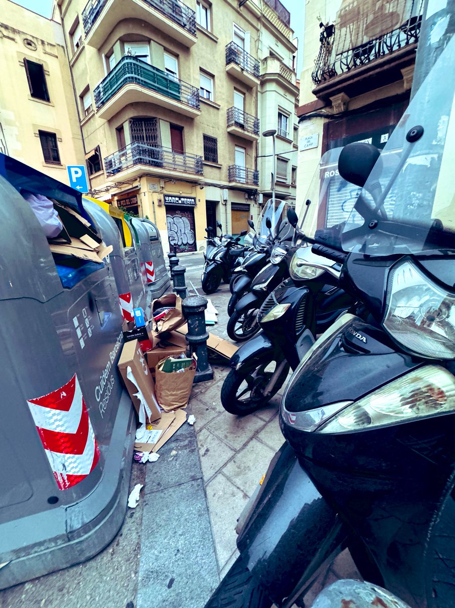 Quan vas a tirar les escombreries…<a href="/bcn_ajuntament/">Ajuntament de Barcelona</a> <a href="/Bcn_SSTG/">Sarrià - Sant Gervasi</a> <a href="/BCN_MediAmbient/">BCN Medi Ambient</a> 📍 Plaça Camp (Bonanova).