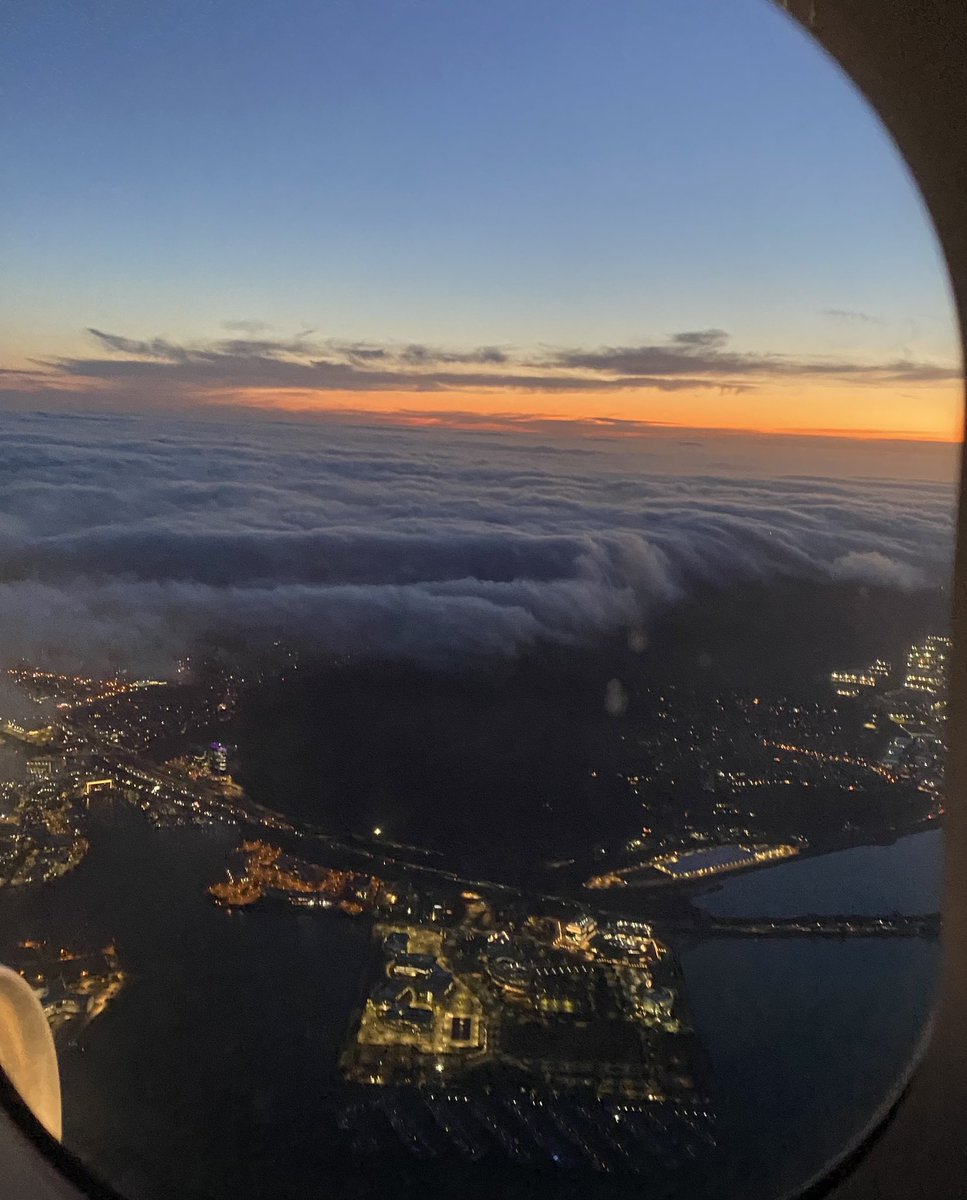 Mexitrucha's tweet photo. Flew out of SFO last night, gotta love a foggy sunset! #flysfo #sunset #karlthefog https://t.co/e9xZEjypWr