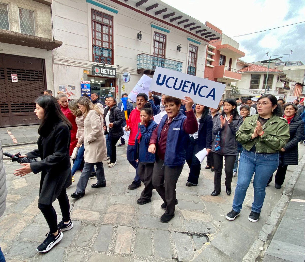 #UCuencaPresente por la defensa de los derechos laborales.
Con presencia y el respaldo de las autoridades de la #UCuenca, empleados, trabajadores y docentes de nuestra institución se suman a la marcha en rechazo de la Ley de Integridad Pública.