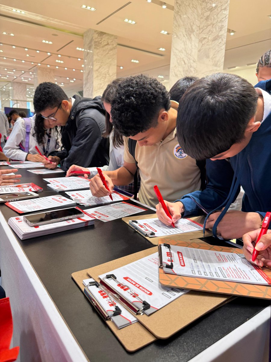 UAMPTY's tweet photo. 🎓 La UAM dijo presente en la Expo Vocacional Futuro 360.

Estuvimos cara a cara con cientos de estudiantes, resolviendo dudas y compartiendo oportunidades reales. Cada conversación fue una chispa que encendió el camino hacia su futuro. https://t.co/nXrw5wGH4i