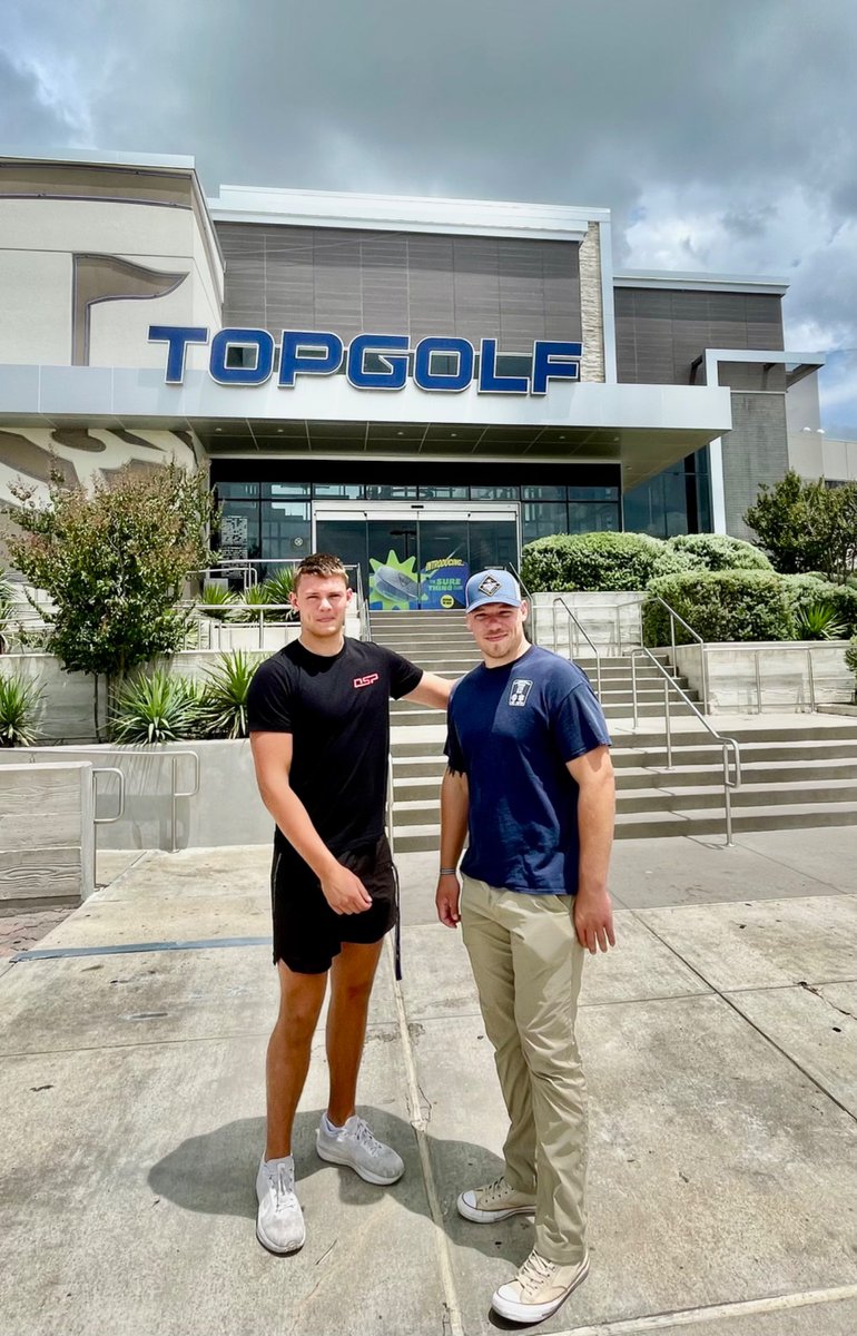 BradenBach2026's tweet image. Great to catch up with my older brother. 1st team, All State both sides of the ball… same year. Holds the NCAA rushing record from center. Great player, better bro. #FamilyBiz #FamFirst