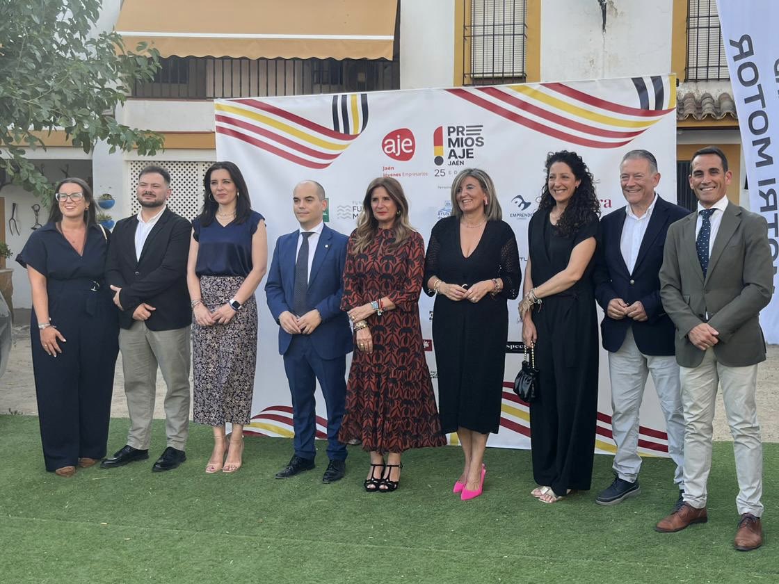 Francisco j. Solano (@fjsolano76) on Twitter photo ✅Entrega de los XXV Premios de la Asociación de Jóvenes Empresarios (AJE) de Jaén junto a la delegada de <a href="/EmpleoJunta/">Consejería de Empleo, Empresa y Trabajo Autónomo</a>, Ana Mata y la responsable del <a href="/IAJuventud/">Instituto Andaluz de la Juventud</a>, Ana González.
👉🏻Inciativas que ponen en valor la cultura y espíritu emprendedor de los jóvenes. ✅Entrega de los XXV Premios de la Asociación de Jóvenes Empresarios (AJE) de Jaén junto a la delegada de <a href="/EmpleoJunta/">Consejería de Empleo, Empresa y Trabajo Autónomo</a>, Ana Mata y la responsable del <a href="/IAJuventud/">Instituto Andaluz de la Juventud</a>, Ana González.
👉🏻Inciativas que ponen en valor la cultura y espíritu emprendedor de los jóvenes.