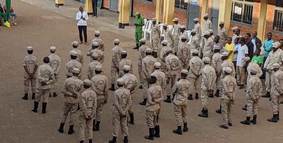 Umuyobozi Nshingwabikorwa w’Akarere ka <a href="/Nyarugenge/">Nyarugenge District</a>  <a href="/AlexisIngangare/">ingangare alexis</a> ari kumwe n'inzego z'umutekano bitabiriye umuhango wo kwambika Impuzankano nshya, abanyerondo b'umwuga basaga 120  bakorera mu Murenge wa Rwezamenyo,yabasabye kurangwa na discipline mu kazi kabo ka buri munsi.