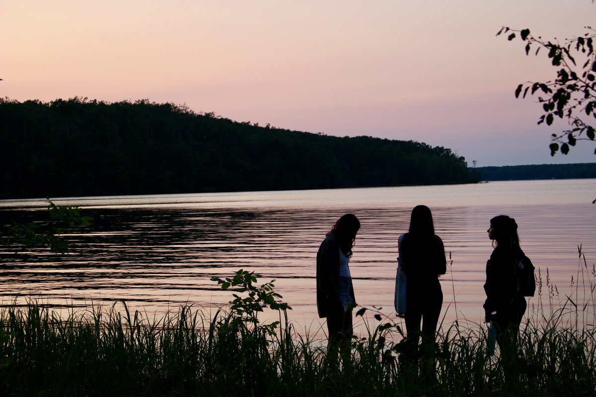 UMBS's tweet image. At the end of move-in day on July 1 for students taking courses in the summer term, the @UMBS community celebrated with s’mores along Douglas Lake.
