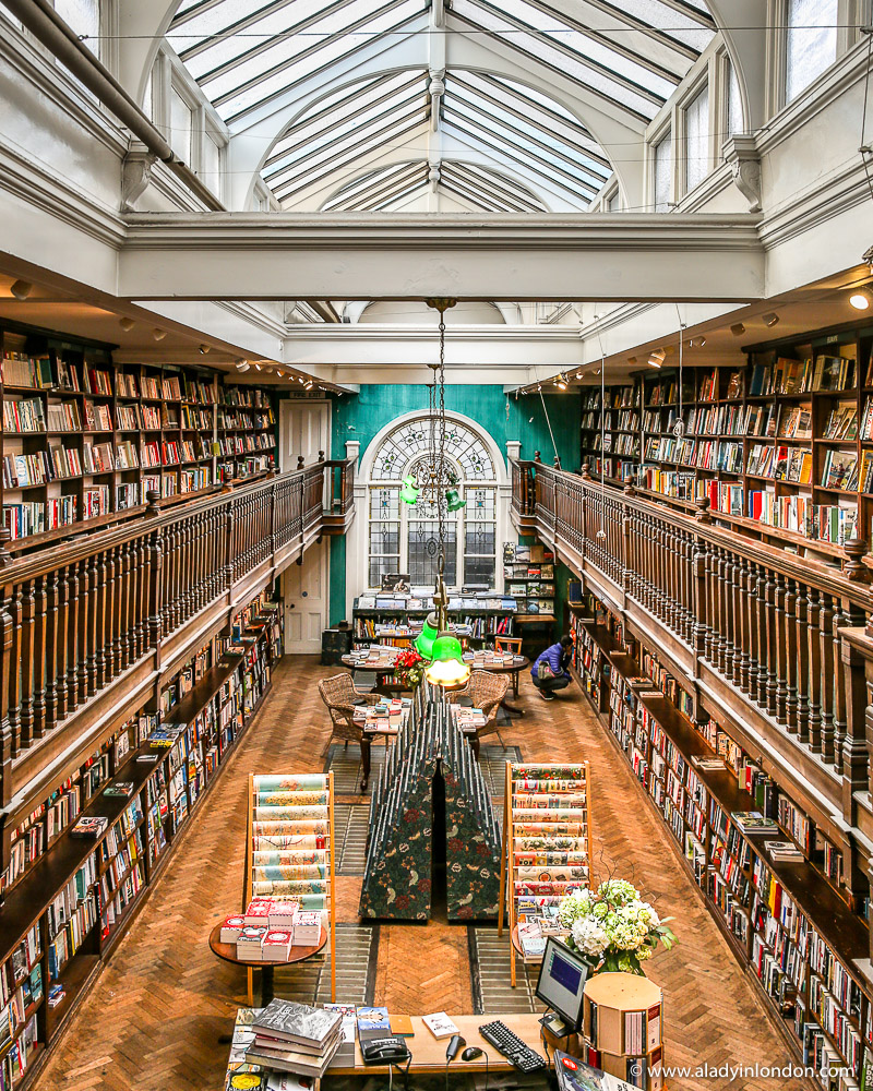Here are 15 books that will make you fall in love with England: urls.grow.me/Pdy5wZwdQ 📚