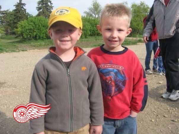 weyburnredwings's tweet image. ⏮️ FLASHBACK FRIDAY ⏮️
Can you guess which Red Wings player is in this picture? 🤔 HINT: He's on the right.
#WeyburnRedWings #SJHL #FlashbackFriday