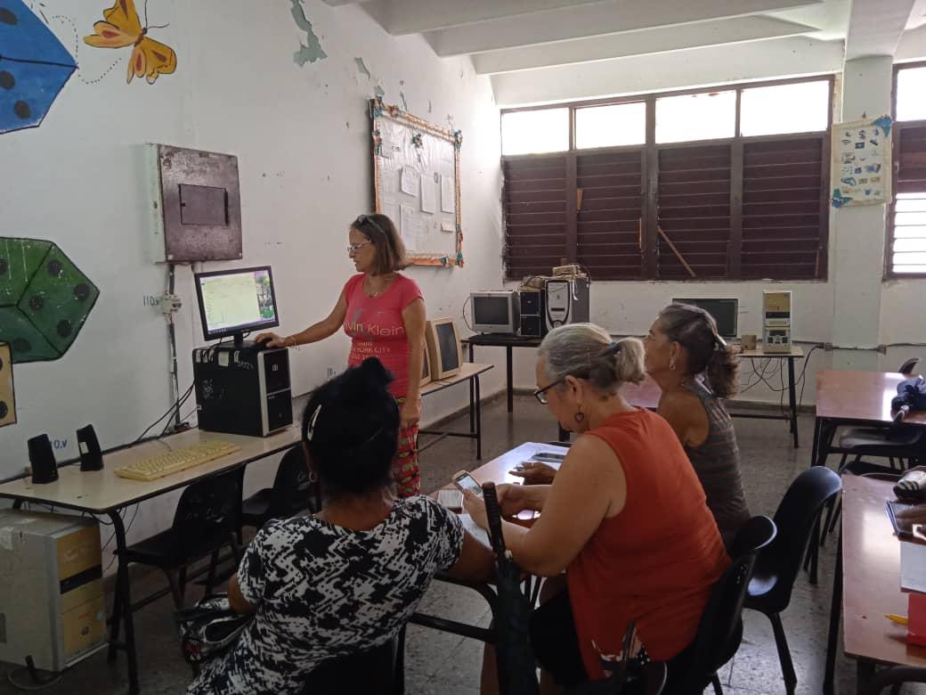 HEdgeIsmaelillo's tweet photo. @Mayra Ordaz https://t.co/YxnlMpKqcM Ismaelillo de Habana del Este 
Continuamos en nuestro curso de veranos de computación,abordando tendencias claves como inteligencia artificial, ciberseguridad, etc.Habilidades importantes dónde la transformación digital avanzan rápidamente. https://t.co/y7dyDyd7l0
