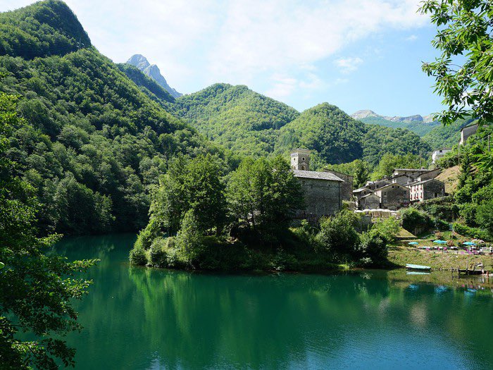 AULaw24's tweet image. I have a new favorite place. The village of Isola Santa.
This is a medieval village that is just past the Weatern facing ridges of the peaks of the highest of the Apuan Alps.
Getting there is a bit of a task. About an hour drive from the coastal area up 20km of very narrow…