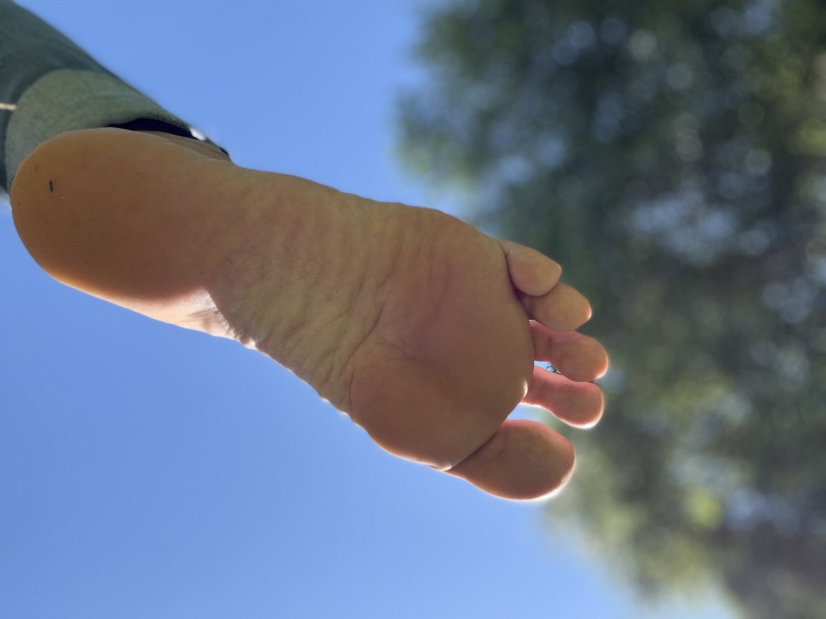 Stell dir vor, du liegst unter mir.
Der Himmel über dir, und meine Sohle auf deinem Gesicht.
Du darfst träumen… wenn du dafür bezahlst!

#footfetish #sohlen #undermyfeet #povfeet #barfuß #träumweiter #fetisch 

<a href="/modelssecret_/">MyFeetish</a>