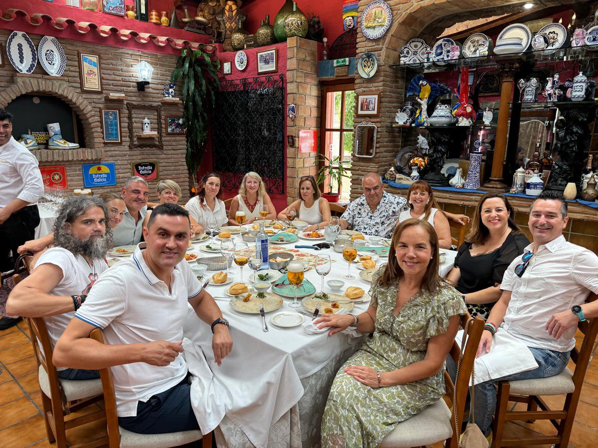 tjrueda's tweet photo. Que la fiesta siga. Una más. Ésta con los equipos directivos de Benalmadena. Nunca imaginé recoger tanto cariño. La felicidad son estos momentos. Igual me arrepiento de jubilarme para empezar de nuevo. 😂😂😂😂😂 https://t.co/GTyQ90TB8c