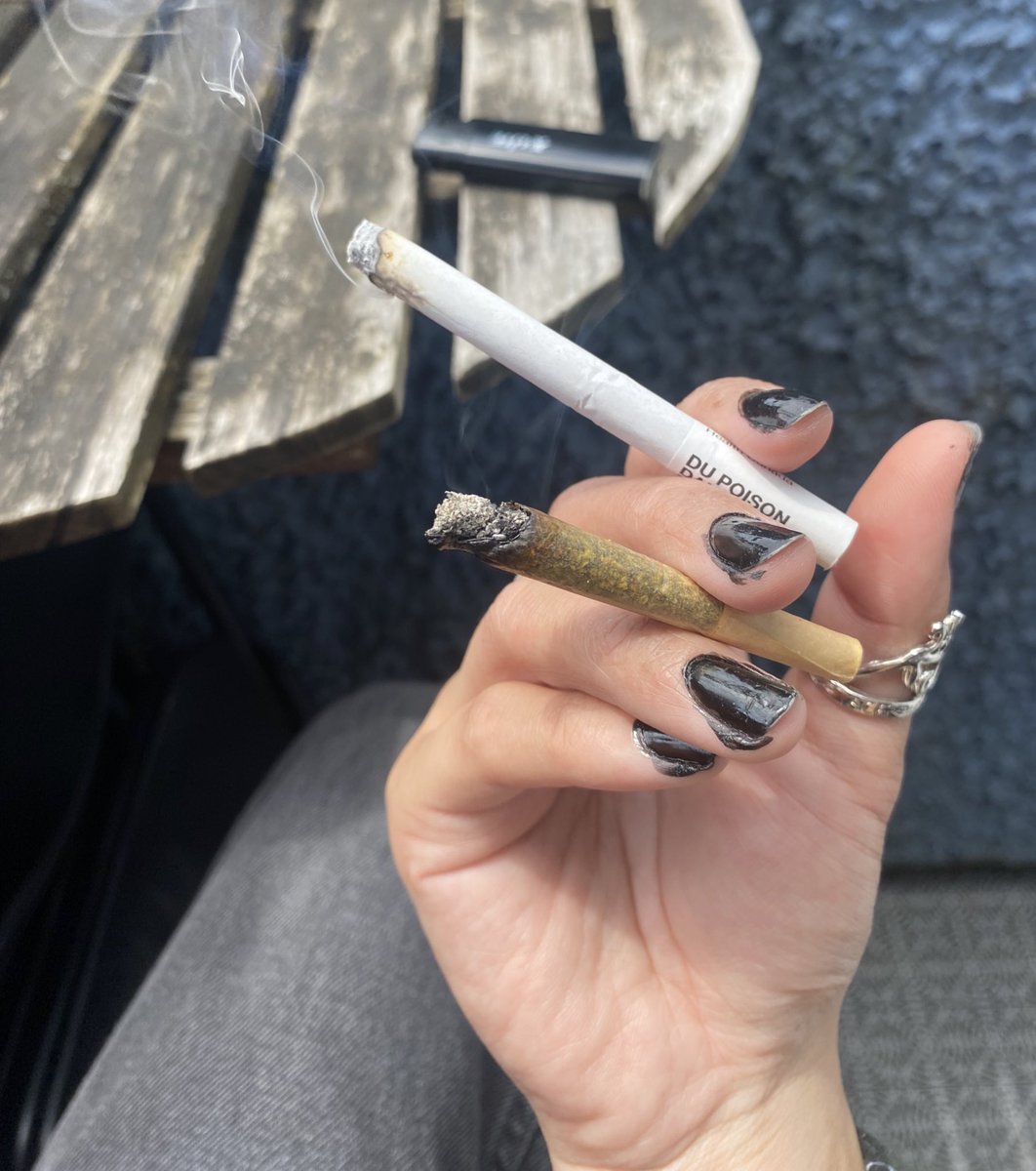 dinotoenailss's tweet image. #girlessentials