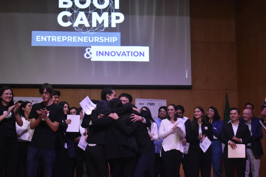 ITAM_mx's tweet photo. #EpicLab | Bootcamp EPIC Lab 2025: innovación con impacto desde el campo
El equipo Chéenitsi ganó el Bootcamp del EpicLab con un sistema de cultivo sustentable que combate la erosión y la escasez de agua. Tras dos semanas de trabajo intensivo con mentores del ITAM y MIT y un jurado de expertos, se llevaron el primer lugar y una visita al Centro de Emprendimiento del MIT.
Más en: https://t.co/6G0xBKp08m