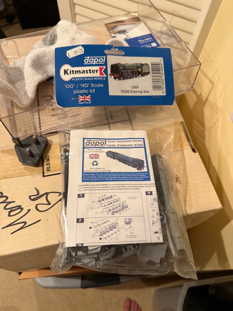 T1E2H3's tweet image. I bought this 9F kit at the bluebell railway. Has anyone else built engine model kits like these?