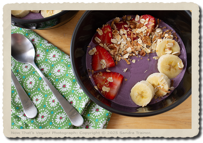 A thick fruit and berry açai smoothie bowl that's packed with nutrients. Make it your next snack or dessert. #vegan #recipe nowthatsvegan.com/acai-smoothie-…