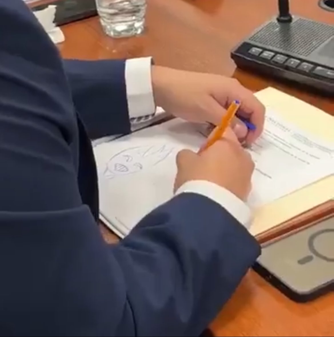 A veces uno cree que necesita más estudios, más experiencia, más hoja de vida, para servir al país y merecer algo…

Y luego ves a un reverendo mediocre ganando $4.7K por rayar monigotes mientras se revisan $149 millones.

Este país entierra a los capaces y premia a los inútiles.