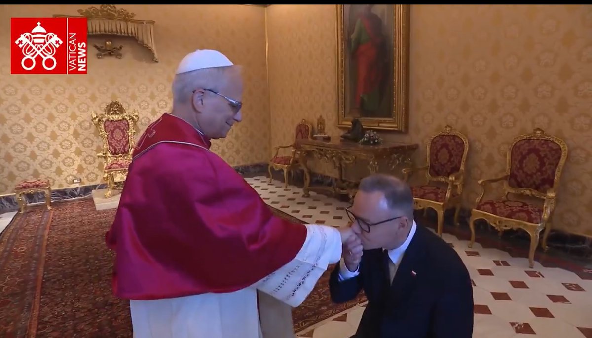 KrzysztofGilew's tweet image. Czy on kiedyś przestanie klęczeć? Głowa państwa polskiego na kolanach. Ludzie, dajcie spokój – kto to widział?