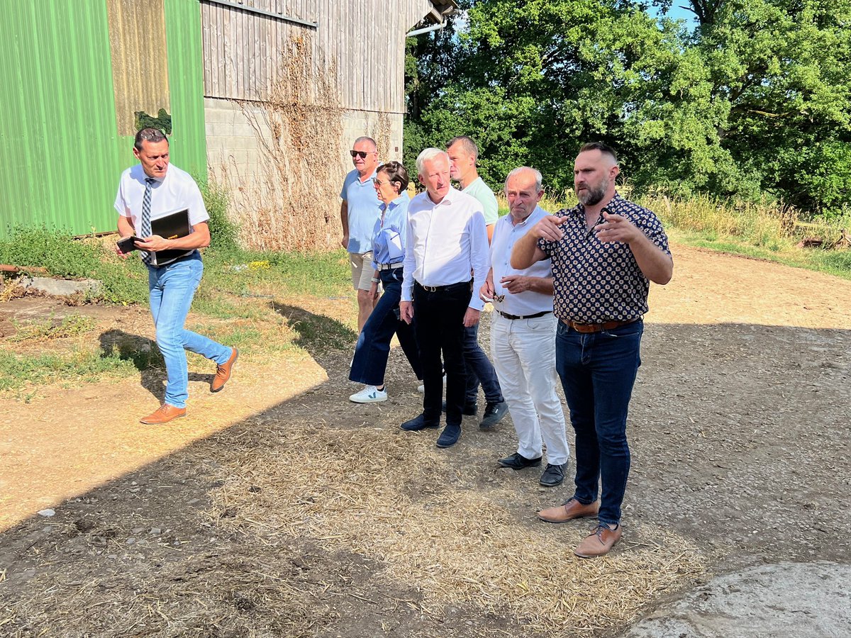 olivierrichefou's tweet photo. 🐄🌾Merci à @FauconBenoit, Président de la @ChambagriPdL 53 et Jean-Pierre Faucon pour leur accueil au sein de l’exploitation agricole aux côtés de Mme @Prefet53 et des mes collègues Claude Tarlevé et @rousseletsyl20 .
Cette rencontre a été l’occasion de faire un point sur la situation de l’agriculture dans notre département et d’évoquer le développement de leur exploitation 
@MagGaspari